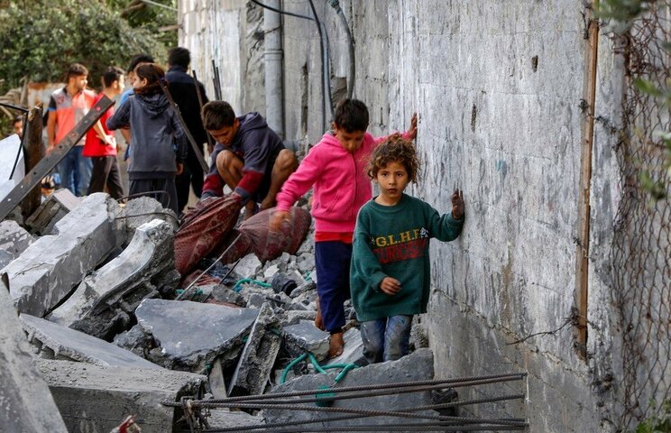 5月12日、イスラエル軍によるガザ地区のデイル・エル・バラへの空爆で破壊された建物に集まるパレスチナ人　写真／shutterstock