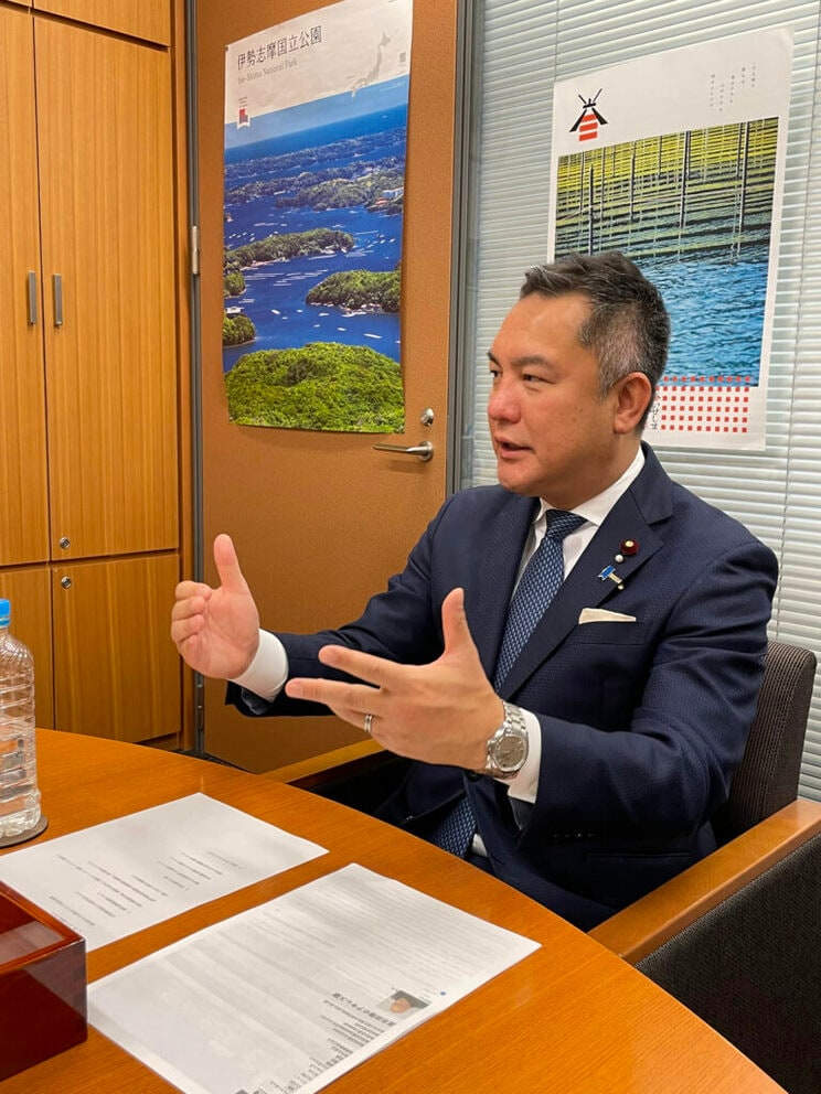 取材に応える鈴木英敬氏　撮影／森功