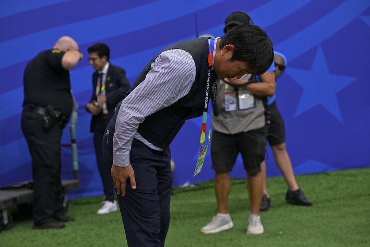 深々とお辞儀してスタジアムを去った森保一監督（写真／JMPA）