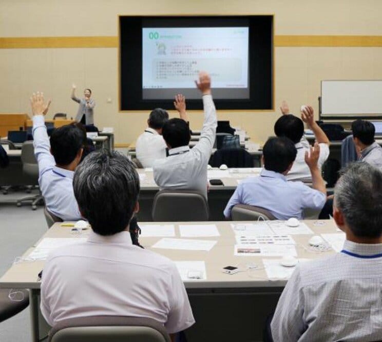 生理痛体験研修の様子（提供／株式会社山梨中央銀行）