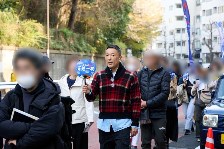 「令和の百姓一揆」と書かれたうちわを手にデモ行進に参加する山本太郎氏（撮影／村上庄吾）