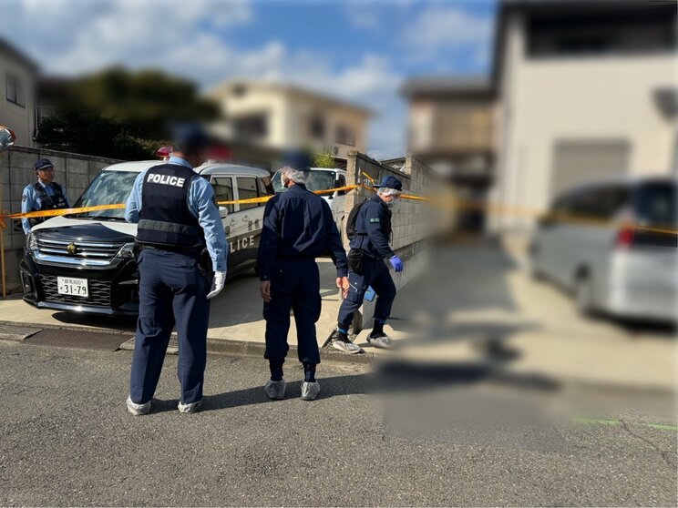 自宅付近を出入りする捜査員（撮影/集英社オンライン）