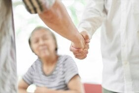 「何様?」超高級シニアマンション理事会がコロナ禍で独自ルール強要、新規入居可否に口出しも…その強すぎる“使命感”「管理会社におんぶに抱っこじゃ始まらない」