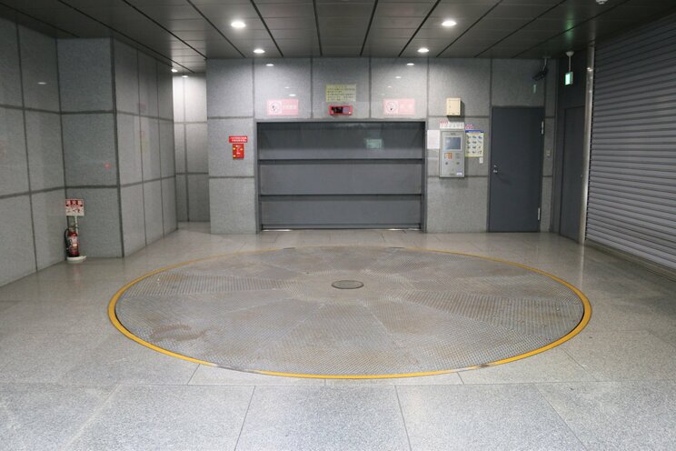 ターンテーブルのある立体駐車場（写真／PhotoAC）