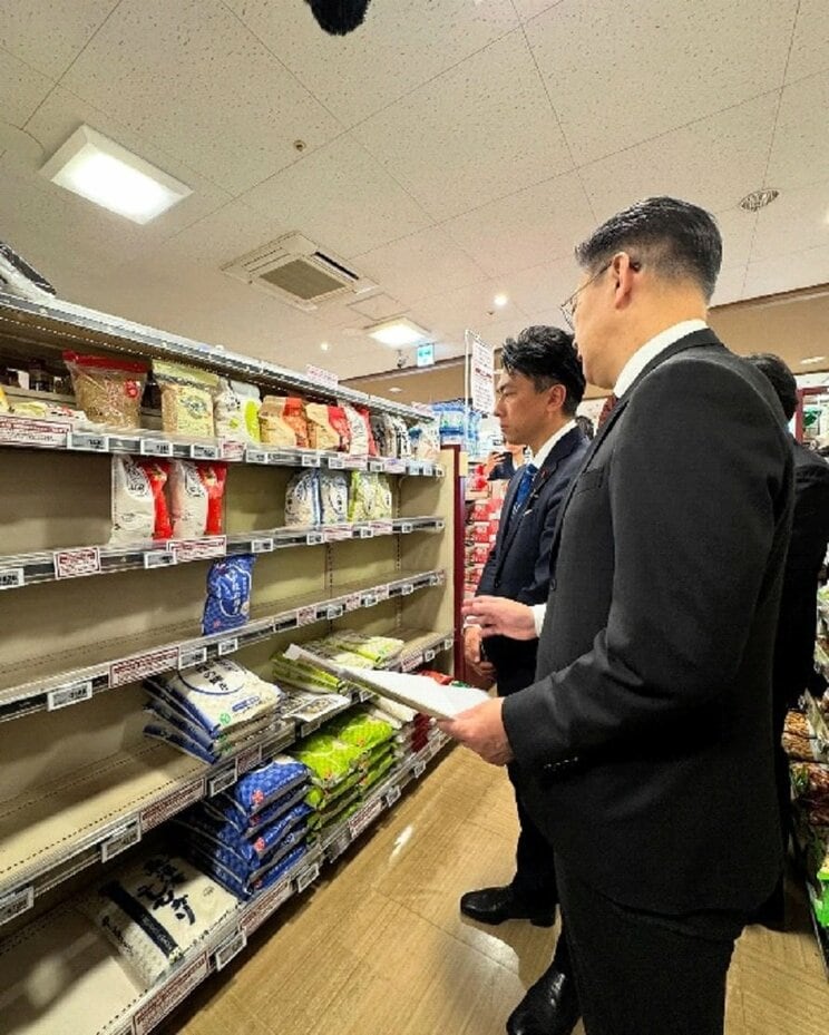 スーパーのコメ売り場を視察する小泉大臣（写真／本人SNSより）