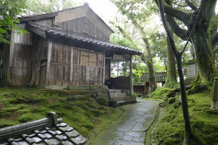 門から入ってすぐのところに佇む草庵