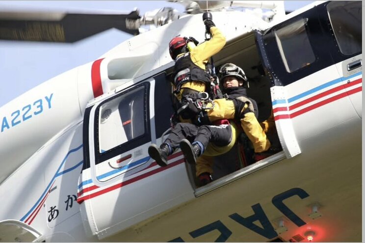 山梨県の防災ヘリ「あかふじ」を使った訓練(写真/山梨県消防防災航空隊SNSより)