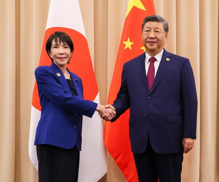 日中首脳会談で握手を交わした両者だったが…（高市氏Xより）