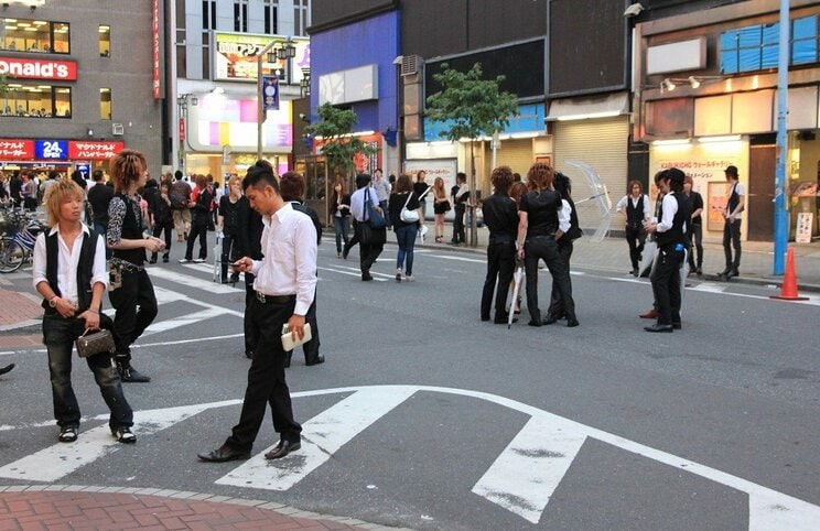 「紙でも食べろ」と言われて新聞紙を食べて気絶…ホストクラブに呑み込まれた発達障害の女性「推しに会えたってだけで何も考えらえないくらい興奮して。薬もたくさん飲んだ」_4