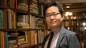 青春の苦みときらめきを描くミステリー 『栞と噓の季節』米澤穂信さんに聞く