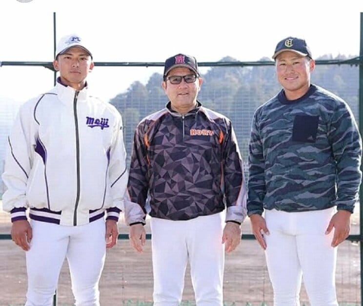 広陵ＯＢの西武ライオンズ渡部選手（右）と東北楽天ゴールデンイーグルスの宗山選手（左）に囲まれる中井監督（広陵高校ＳＮＳより）
