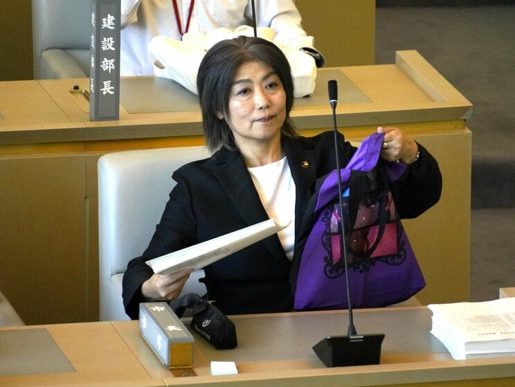 9月1日、伊東市議会本会議で不信任決議案が可決された後、帰り支度をする田久保眞紀市長（撮影／集英社オンライン）