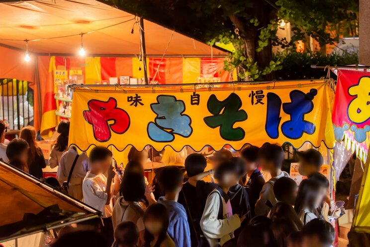 《祇園祭の露店付近で撮影？》包装された焼きそば麺が「地面に直置き…」 夏祭りで食中毒を避ける“店選び”のポイント_8