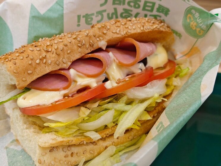 レギュラーサイズのサンドイッチならば単品で500～800円程度で食べられる（撮影／識者提供）
