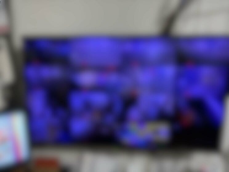 フロントではモニターで廊下や駐車場が見えるようにしている(撮影/集英社オンライン)