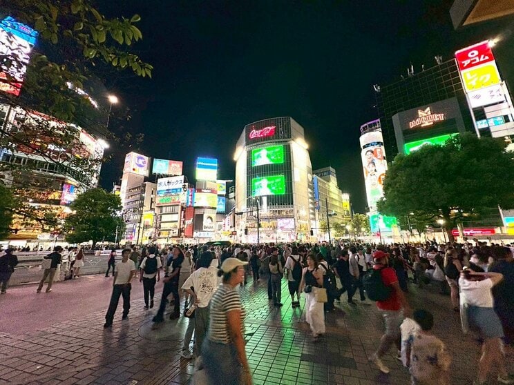 人でにぎわう渋谷駅周辺（撮影／集英社オンライン）