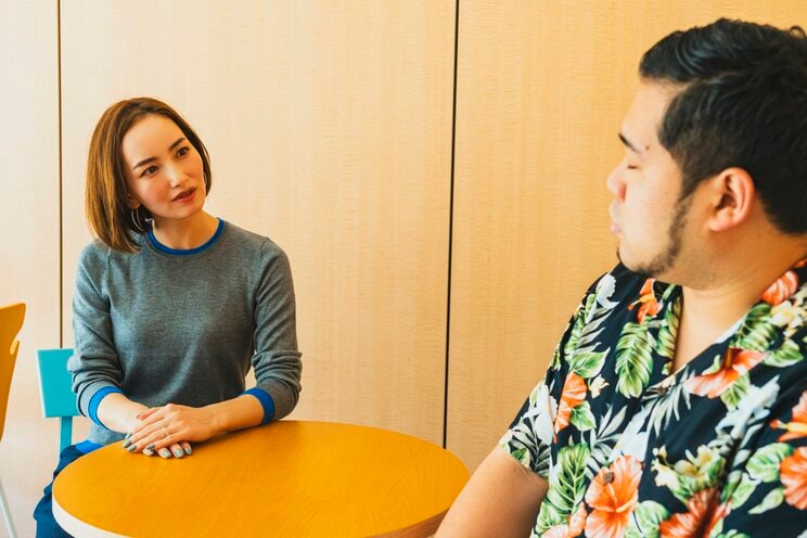 3児の子育て中の辻元さん（左）にケムリさんが相談