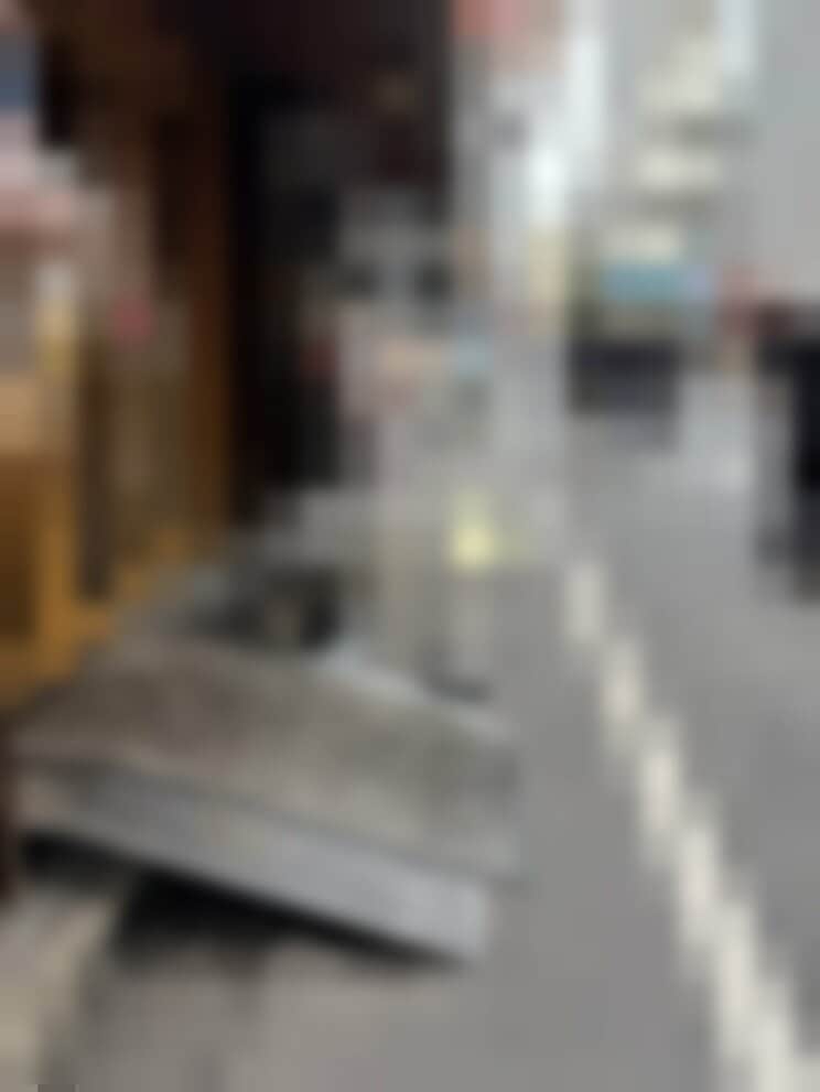 電気街の他の店舗の前にあるスロープ（写真／集英社オンライン編集部）