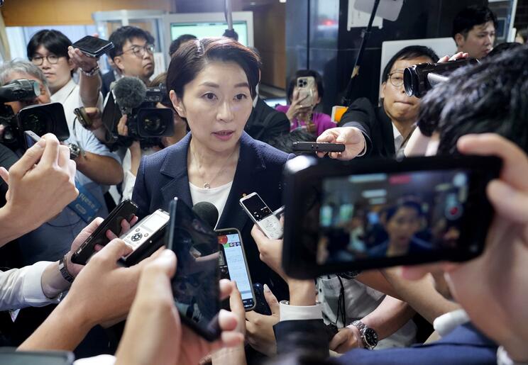 自民党の税制調査会と社会保障制度調査会の合同会議後、記者団の取材に応じる小渕優子元選対委員長（写真／共同通信社）
