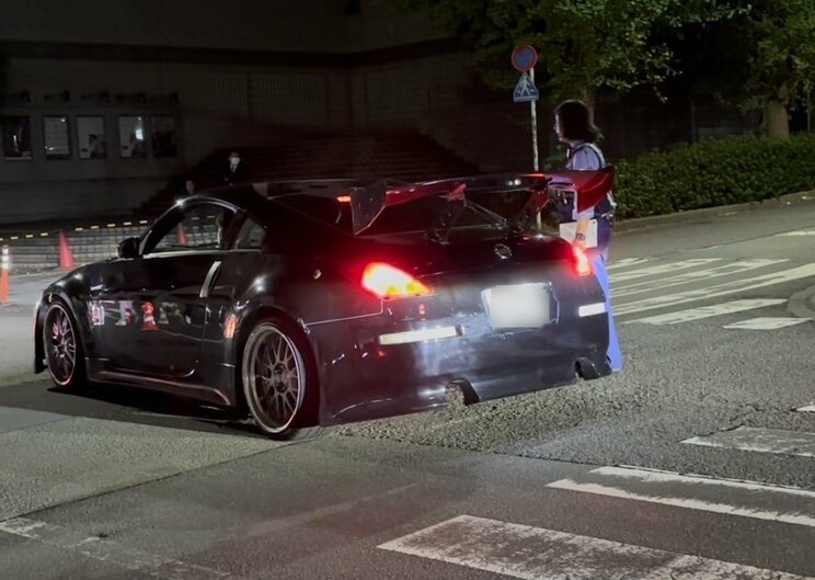 大声で怒る女性警官と若者が乗っていた車(撮影/集英社オンライン)