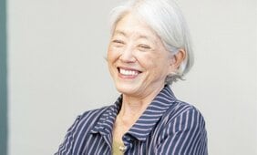 年金でホストクラブ、30年ぶりにプリクラ、年齢を偽ってマチアプ…TikTokでバズる76歳白髪老女の正体「今が人生でいちばん楽しいかもしれない」
