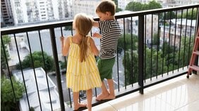 〈東京・北区で5歳児が11階から転落死〉高さ120センチの手すりでも防げず…子どもの命を守るために今すぐできる対策