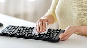 「キーボードはトイレの便座より汚い?」実はトイレの400倍の細菌がいることも…年末までにやりたいパソコンキーボードのお手入れ法
