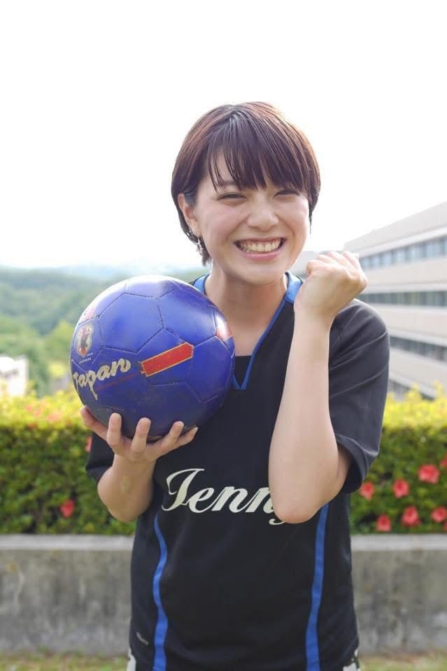 大学生時代の三谷アナウンサー。実際にエントリーシートに使用していた写真　写真／本人提供