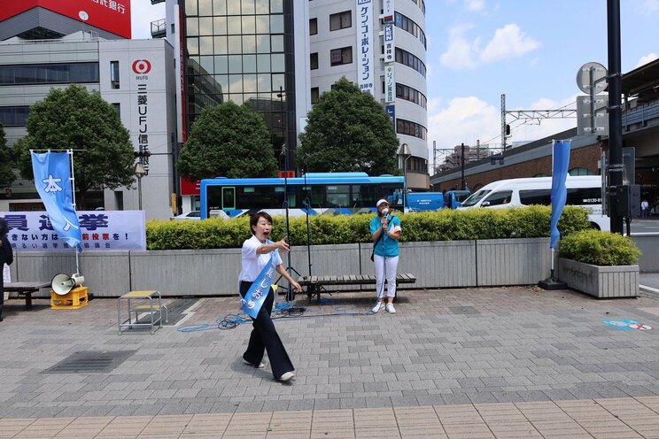 「国民民主党ですら…」古巣批判の山尾志桜里氏、聴衆は10人ほどで選挙戦スタート「久しぶり～」と支持者にサイン、国民民主は「あおりを受け黄信号」〈参議院選実況中継〉 _6