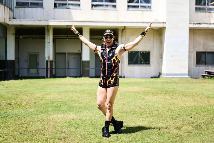 ゲイの方々のスタイルから着想を得て完成した“ハードゲイ”の衣装。腕のバンドはフレディ・マーキュリーから