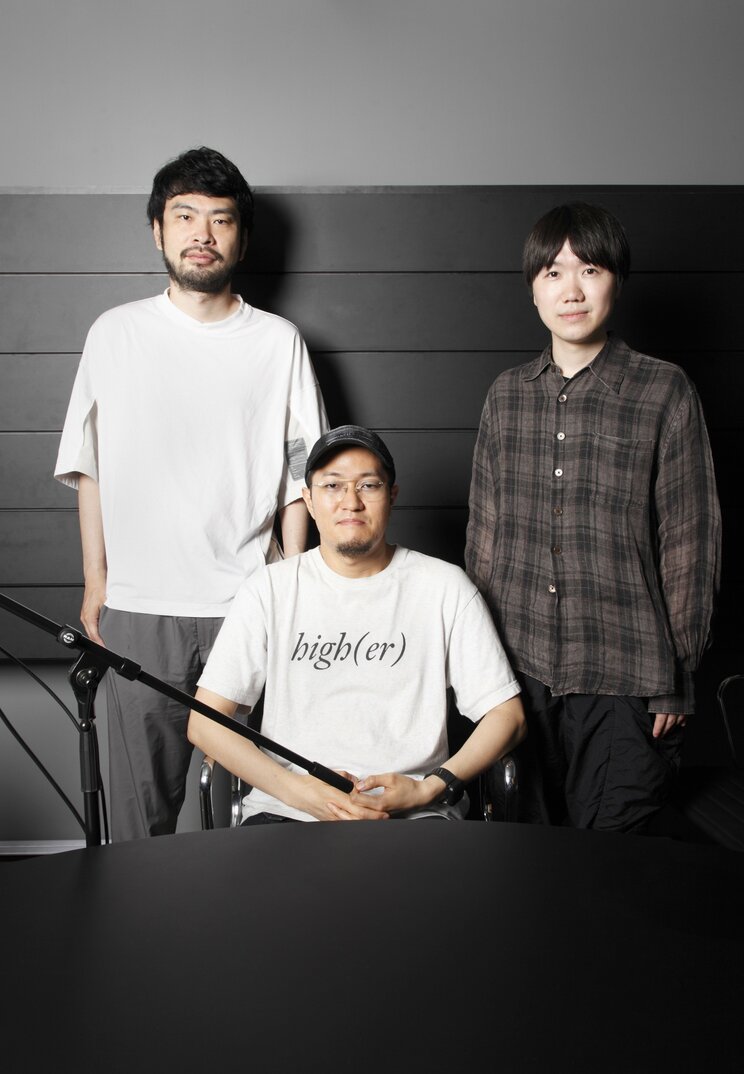 左から、小川哲、TaiTan、大森時生。鼎談場所のTANAMAX STUDIOにて撮影