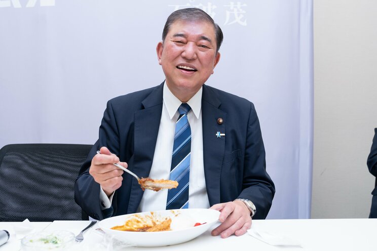 総裁選のとき、縁起物のカツカレーを食べる石破首相。果たしてこの夏はどうなるのか…（本人Xより）