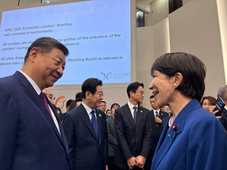 内閣公報の正式な写真でもなく、中国側の許可も得ずに高市首相が投稿した写真。あまりにも無礼だと言わざるを得ない。　2025年10月31日APEC首脳会談で習近平とあいさつを交わした高市首相=31日、韓国・慶州（高市首相のXから） 