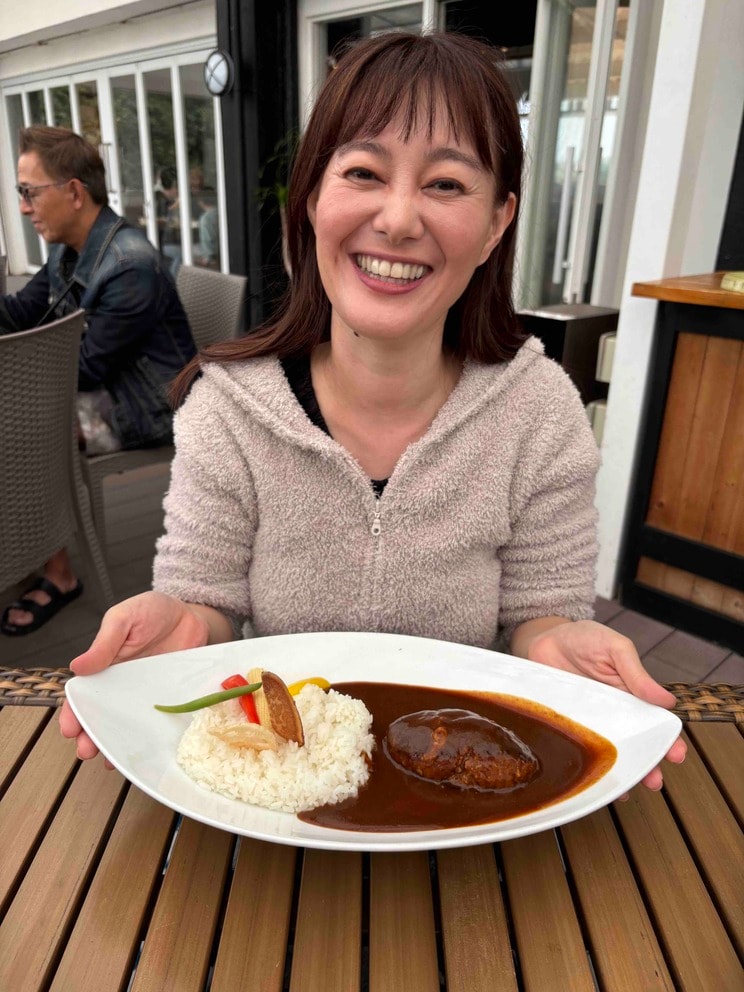 撮影の合間にはハンバーグカレーをペロリと食べた竹中さん