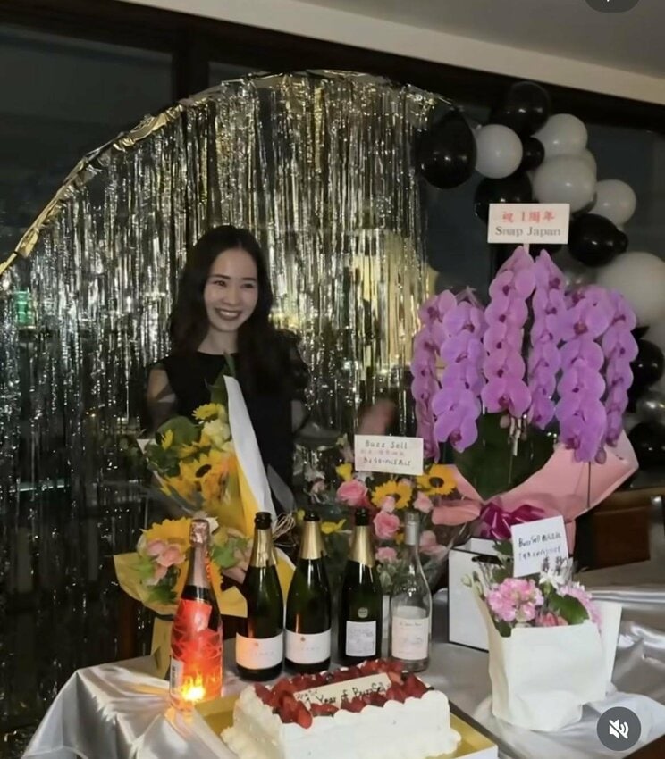 キラキラと華やかな写真が目立つ菅原容疑者（本人SNSより）