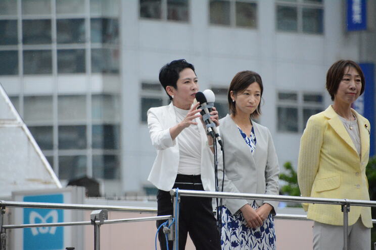 23日、錦糸町駅前で演説する蓮舫氏（撮影／宮原健太）