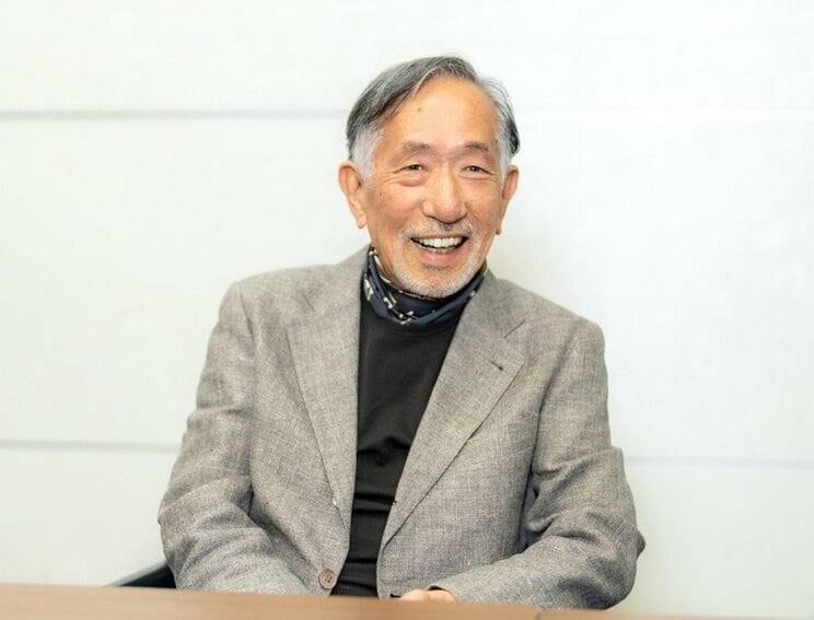 ジローラモとの思い出話をする岸田一郎　撮影／佐藤靖彦