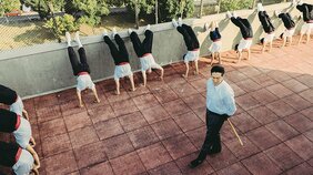 『七人樂隊』｜穏健派のベテランたちが古き香港に思いを馳せる「出し殻」オムニバス【売れている映画は面白いのか｜菊地成孔】