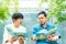 絵本を見ながら読み聞かせのポイントなどを語り合う二人