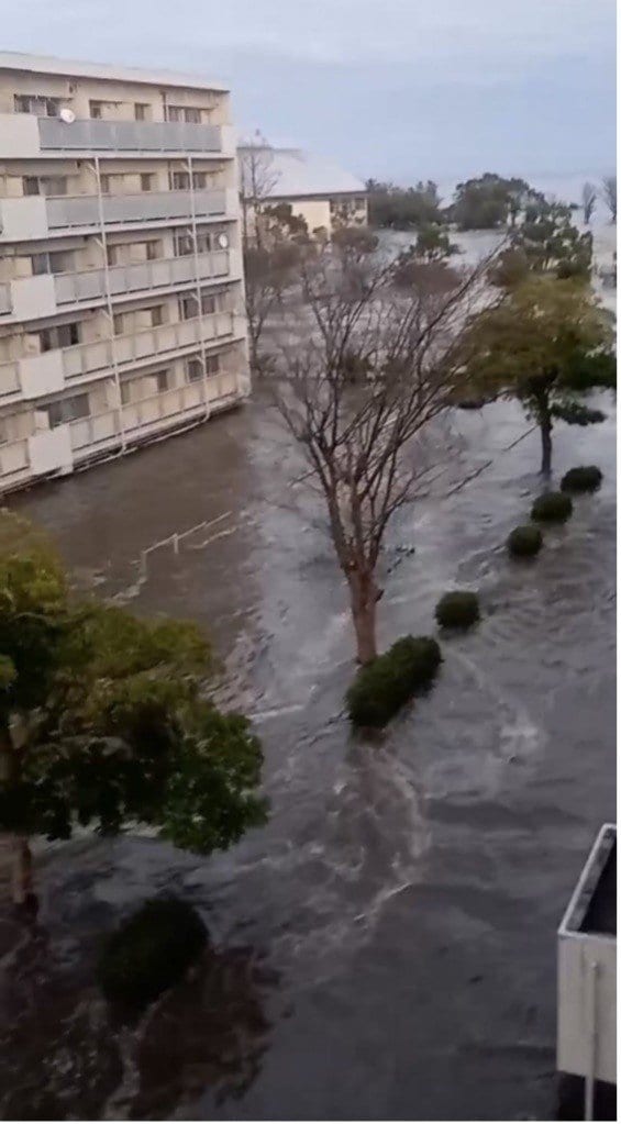 押し寄せた津波（住民提供）