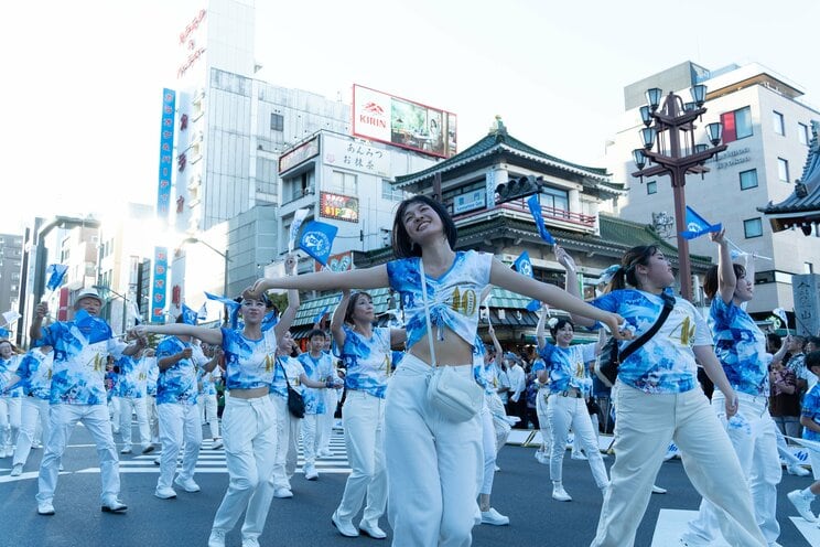 〈写真多数〉ギャップがスゴすぎ！ ４年ぶり開催の「浅草サンバカーニバル」をド派手衣装で盛り上げた女性ダンサーたちの仰天素顔。「夫は応援してくれないけど黙認はしています（笑）」_12