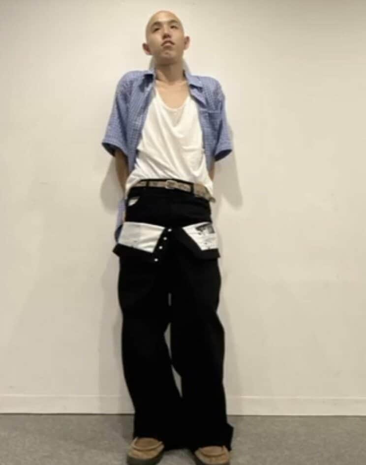 「トガってる」おしゃれな洋服を着こなすお笑いトリオ「四千頭身」の都築メンバー