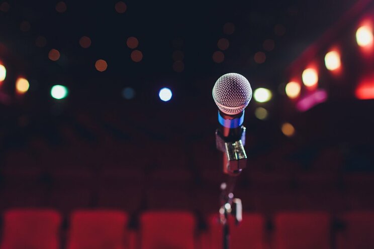 劇場で漫才をする可能性も…？（写真/Shutterstock）