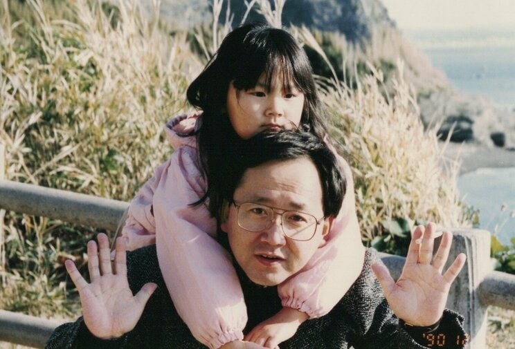 不動産業界に入るきっかけとなった父親と子どものころに撮影した1枚（画像／本人提供）