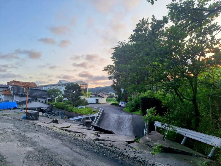 〈能登地震から7ヶ月〉「痛い」「助けて」「水飲みたい」隣接するビルが倒壊して妻子を失った父親の脳裏に今も浮かぶ光景…「なんで倒れたんだよ、倒れないように打たれたはずの杭が折れるって…」_22