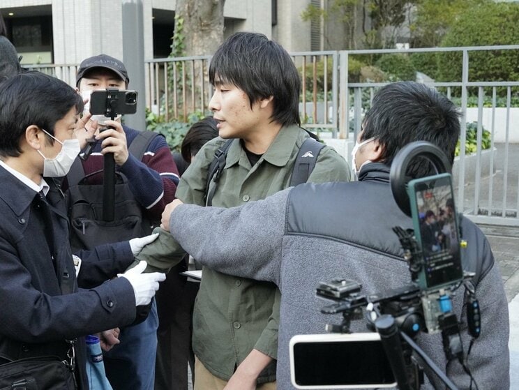立花孝志NHK党党首を襲撃した直後、宮西詩音容疑者は警察官に取り押さえられた(撮影/集英社オンライン)
