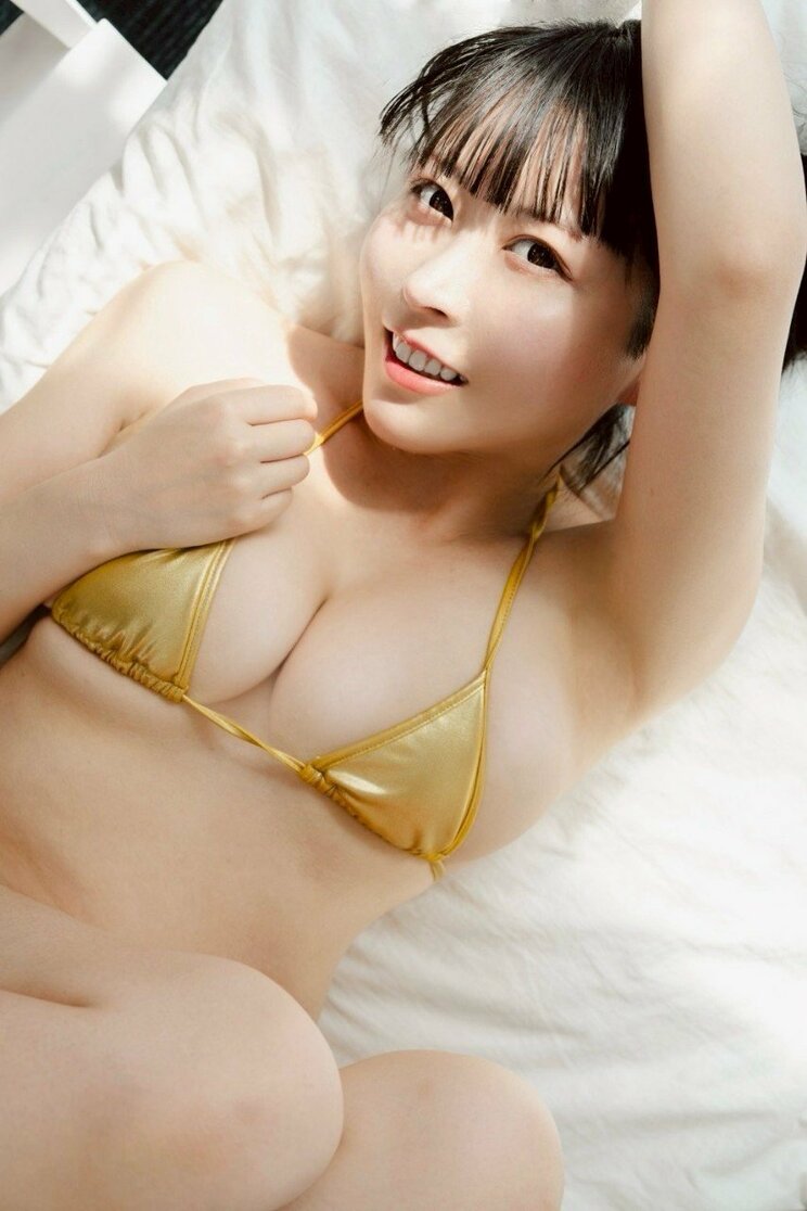 グラビア撮影に臨む丸山