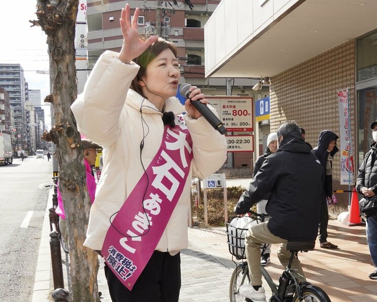 1月28日、大阪市淀川区で街頭演説する大石あきこ氏（撮影／集英社オンライン）