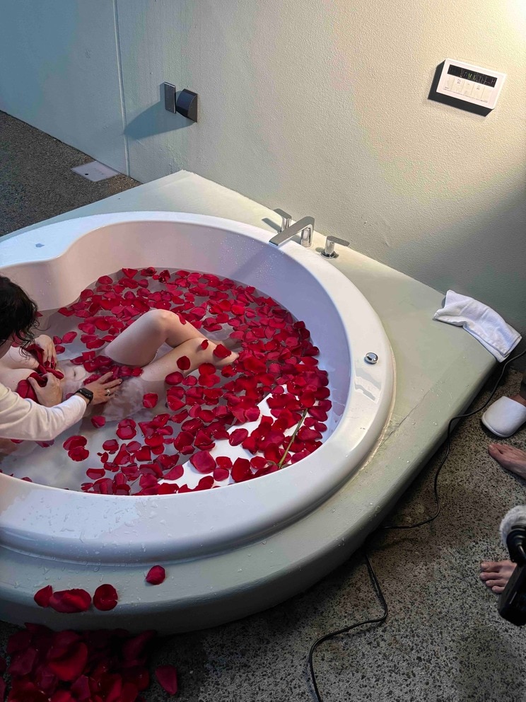 薔薇風呂の撮影も敢行。30本の立派な真紅のバラをバスタブに