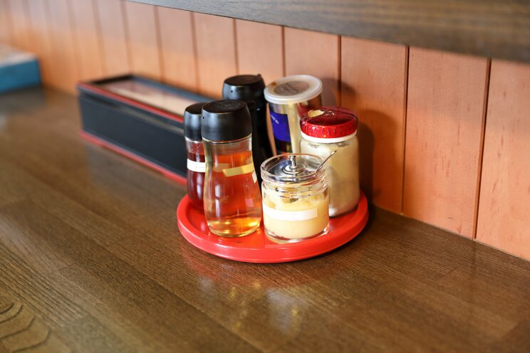 ラーメン屋のテーブルに置かれている調味料(写真/shutterstock)